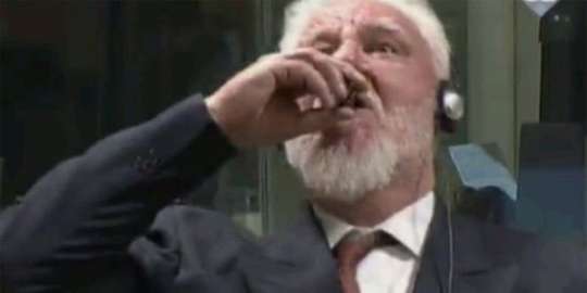Hökmü eşidən general zəhər içdi - FOTOLAR