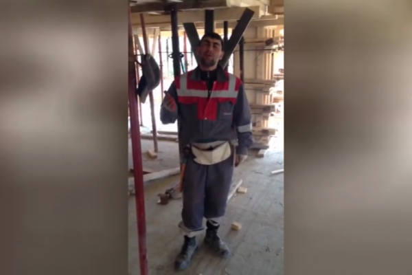 Sanki fəhlə deyil, illərin muğam ustasıdır - VİDEO