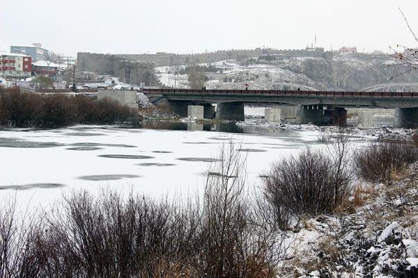 Kür çayı dondu – Foto