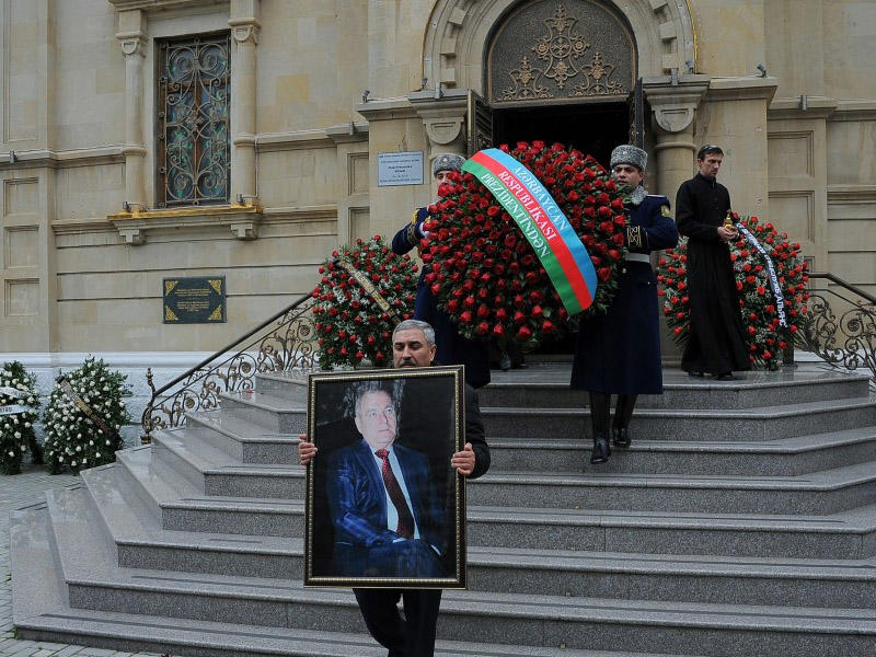 Heydər Əliyevin cangüdəni son mənzilə yola salındı - FOTOLAR