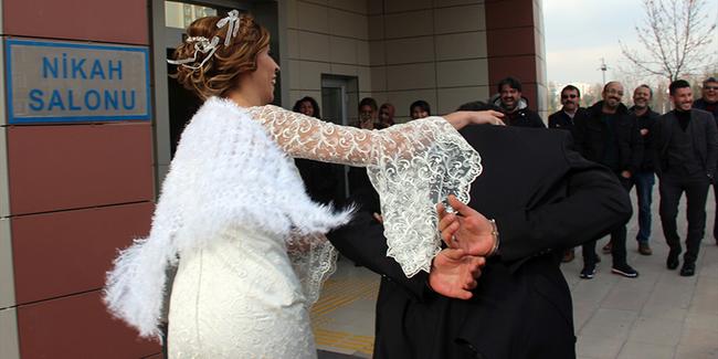 Gəlin bəyin qoluna qandal salıb nikah salonuna gətirdi- FOTO