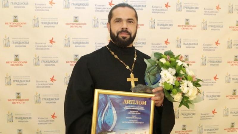 Kilsə rahibinin əsl peşəsi hamını şoka saldı - FOTOLAR