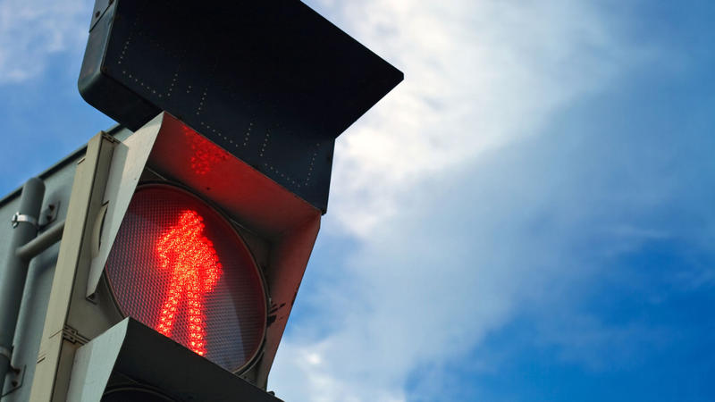İşıqfora baxmadan yolu keçdi, maşın vurdu