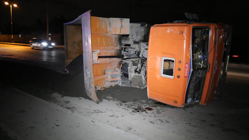 Bakıda "Kamaz"aşdı, içindəki yük dağıldı
