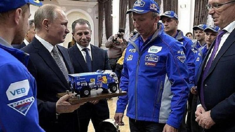Putinə “KamAZ” bağışladılar - VİDEO