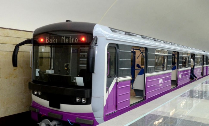 Metroda hadisə - Qatar tuneldə qaldı