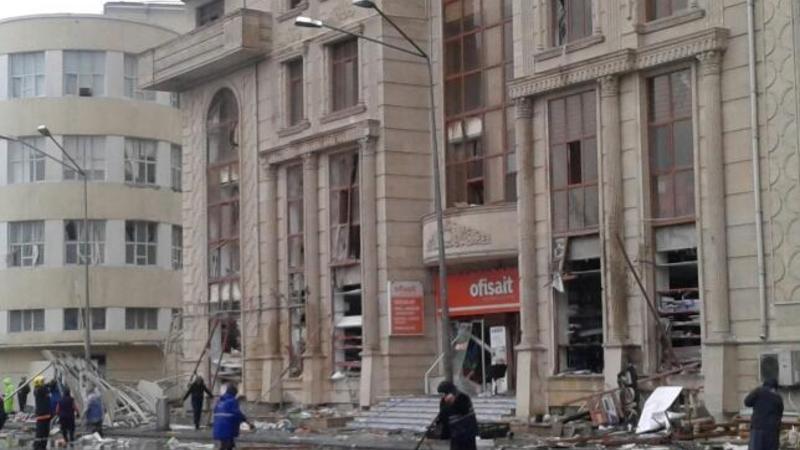 Bakıda 18 mərtəbəli binada PARTLAYIŞ: 2 ölü - FOTO