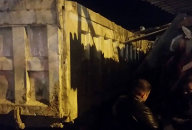 Bakıda qəza: yük maşını ofisə girdi – FOTO
