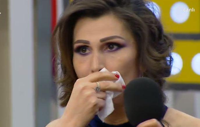 Xalq artisti efirdə makyajını sildi