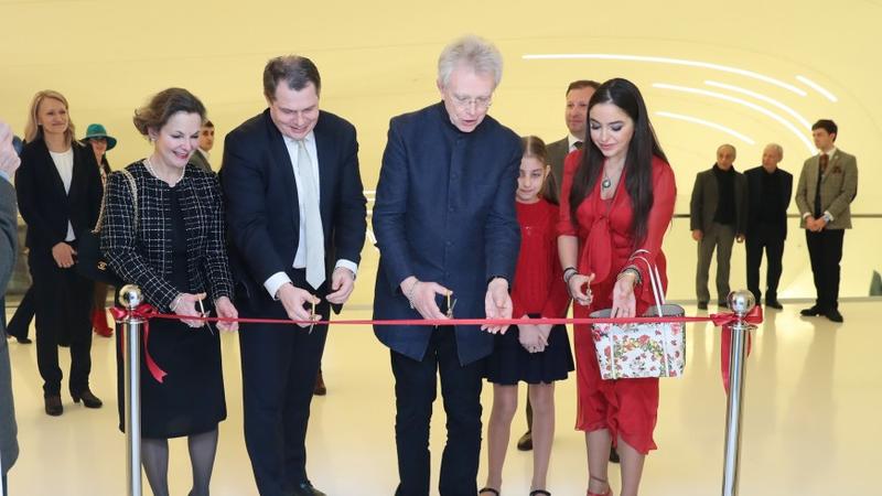 Leyla Əliyeva tanınmış rəssamın sərgisində - FOTOLAR