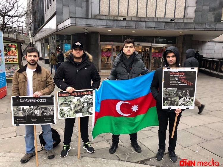 Şotlandiyada azərbaycanlı tələbələr Xocalı aksiyası keçirib