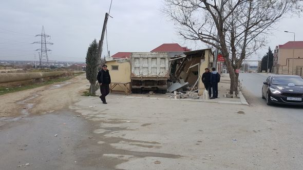 Yük avtomobili evə çırpılıb-YARALANANLAR VAR