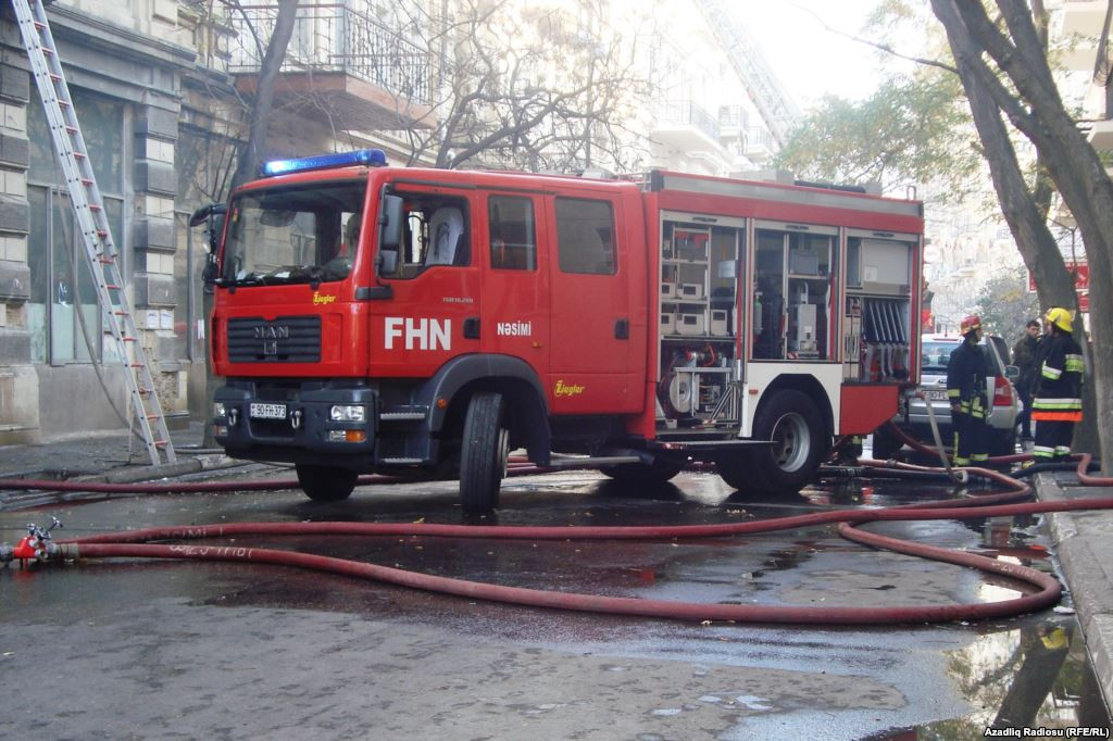 Bakıda binada yanğın baş verib