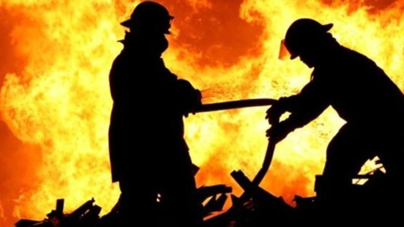 Bakıda yaşayış binasında GÜCLÜ YANĞIN: 2 polis, 3 azyaşlı zəhərləndi