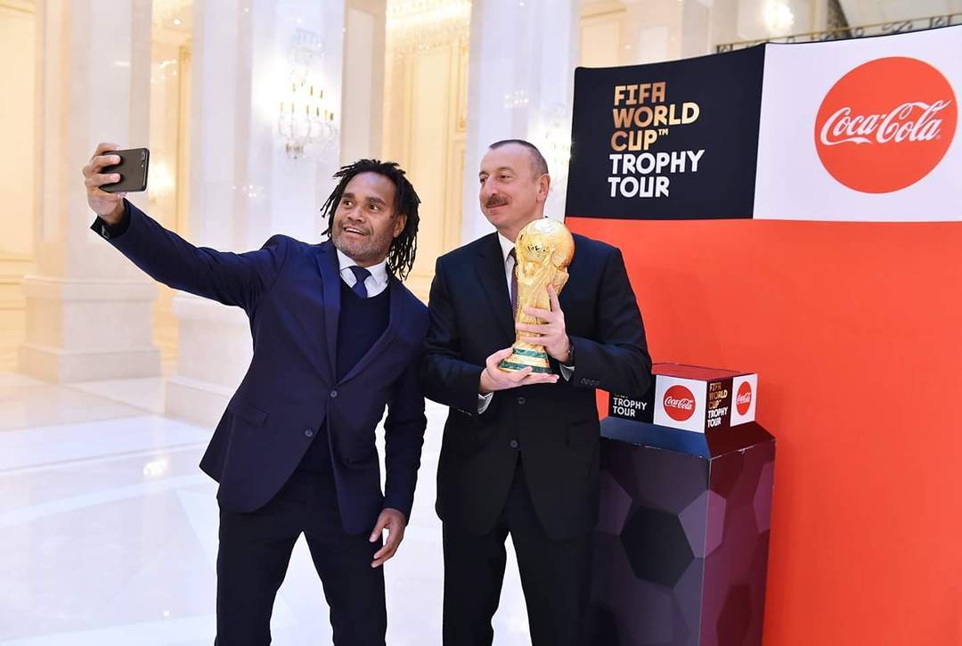 Dünyaca məşhur futbolçu İlham Əliyevlə “selfie” çəkdirdi – FOTO