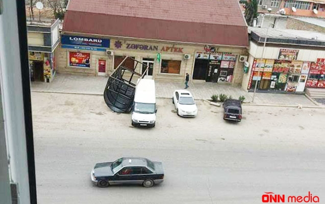 Güclü külək dayanacağı aşırdı