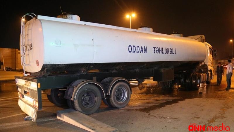 Bakıda benzin daşıyan maşın yandı - FOTO