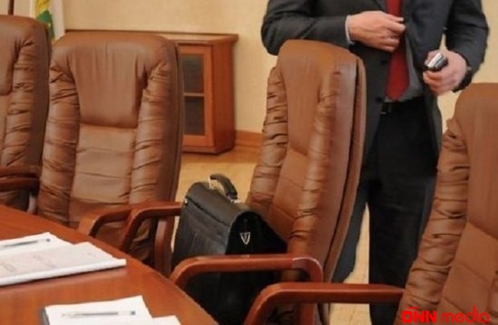 Məmur işdən azad edildi