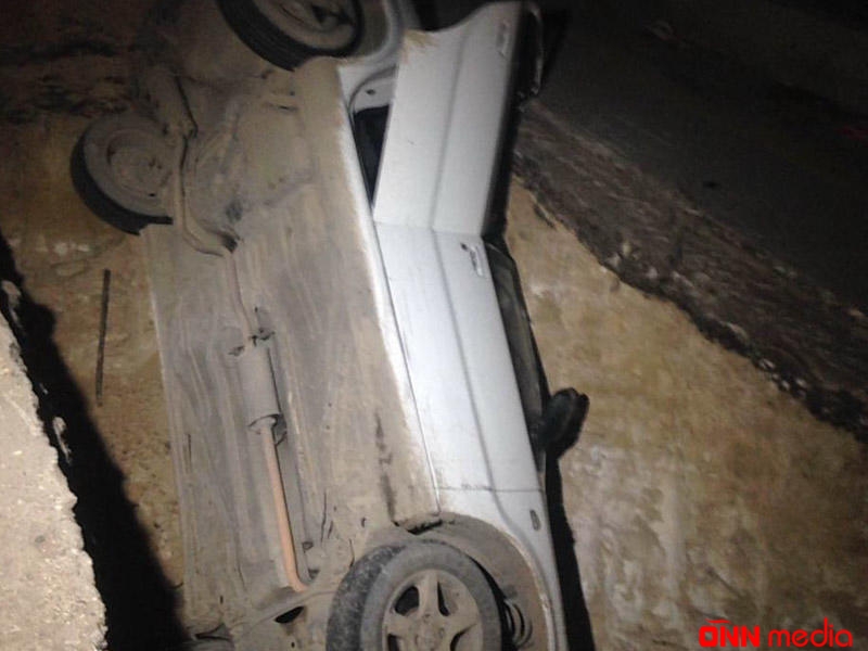 Bakıda avtomobil xəndəyə düşdü