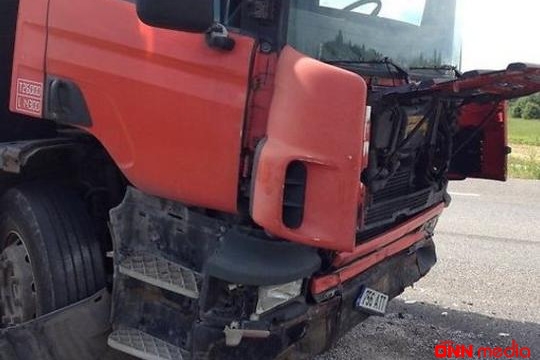 Mikroavtobus yük maşını ilə toqquşdu