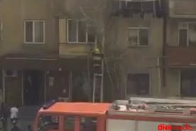Bakıda yaşayış binası yanır
