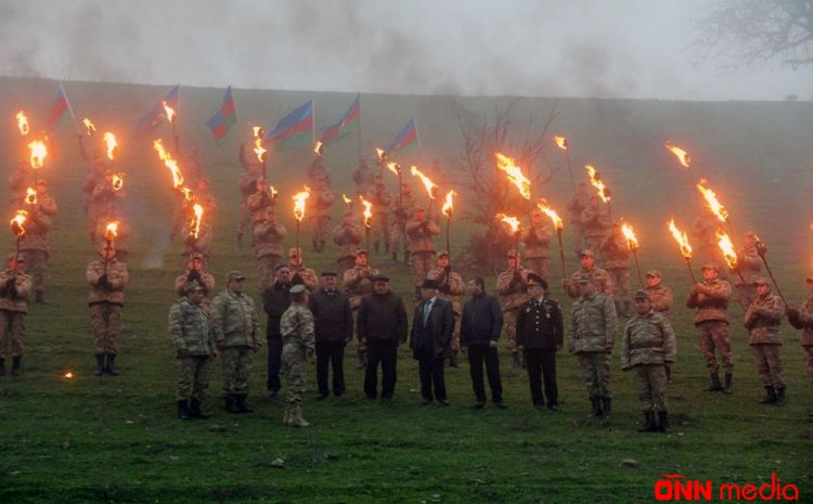 Hərbi qulluqçular məşəllərlə “Qanlı dərə”yə yürüş ediblər - FOTO