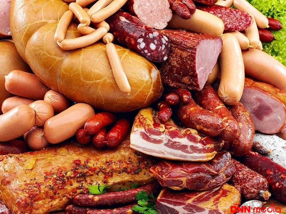 Kolbasa-sosiska reklamları yığışdırılır
