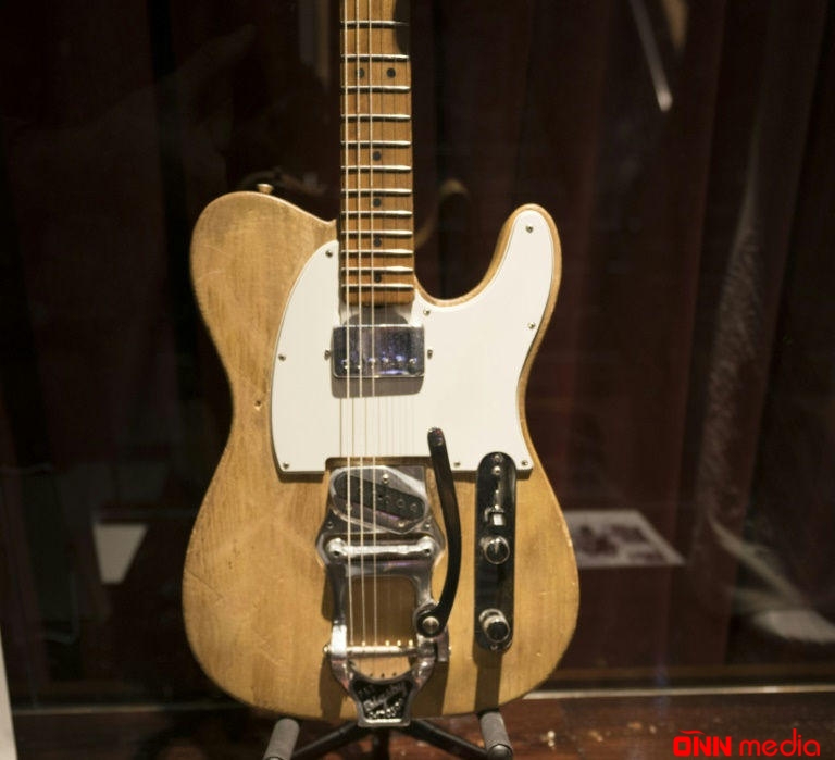 Məşhur müğənninin gitarası 495 minə satıldı