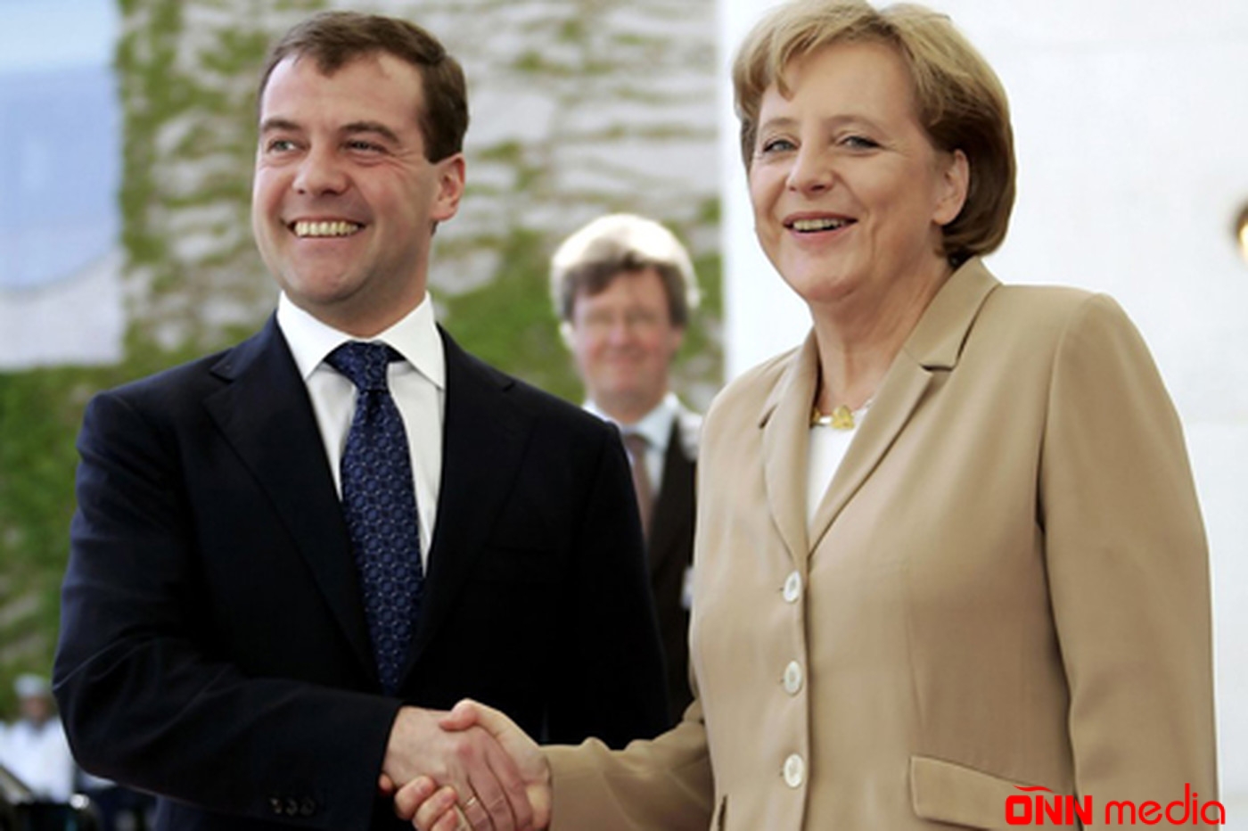 Merkel Dmitri Medvedevi təbrik edib