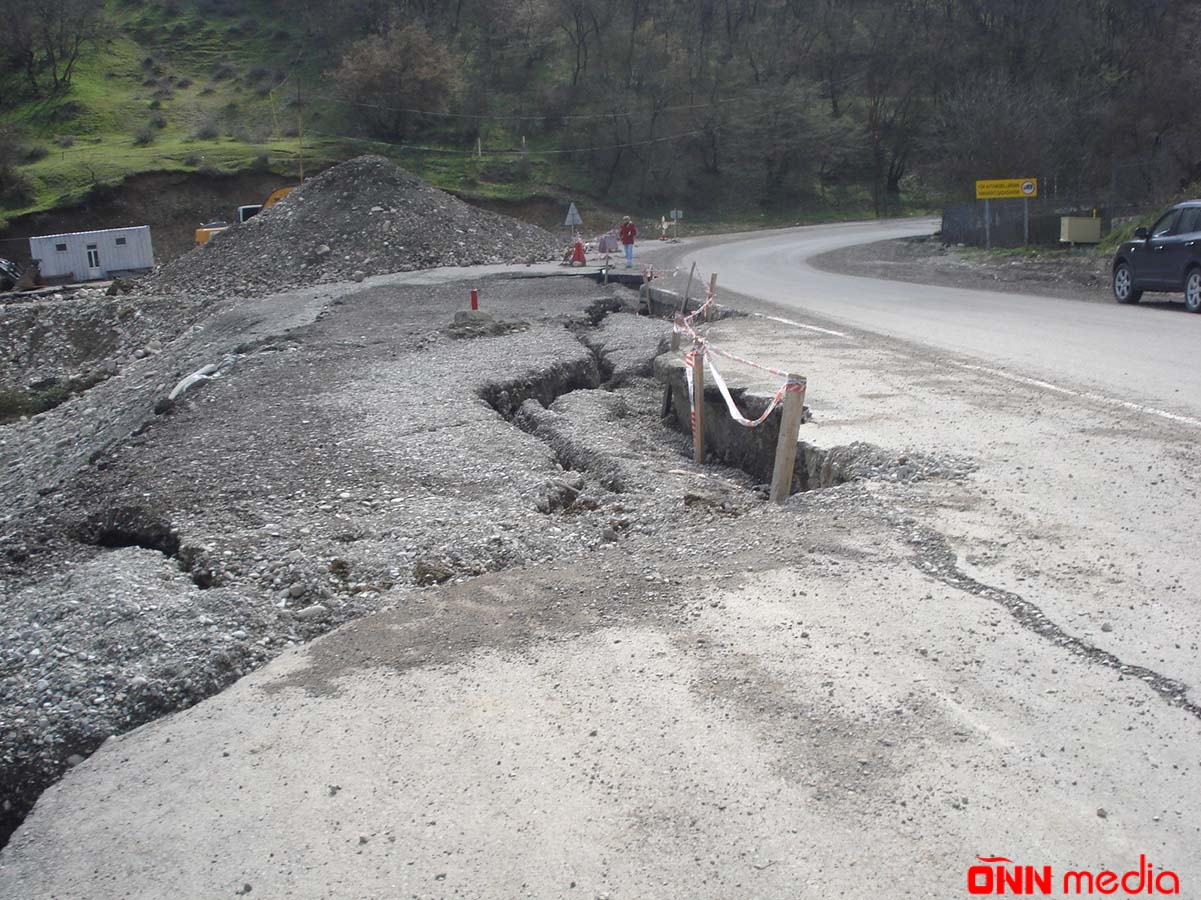 Ağsu dolaylarında yol çöküb