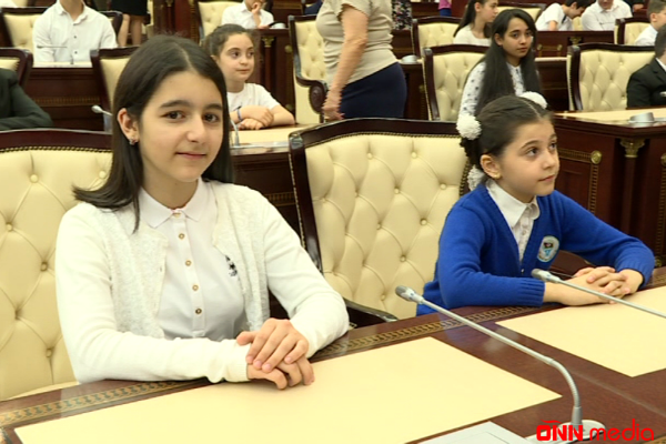 Uşaqlar millət vəkillərini əvəz etdi