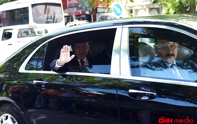 Ərdoğandan yol kənarında ona əl edən uşaqlara JEST