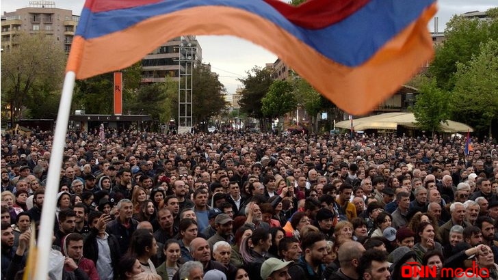 Ermənistanda daha bir qalmaqallı istefa