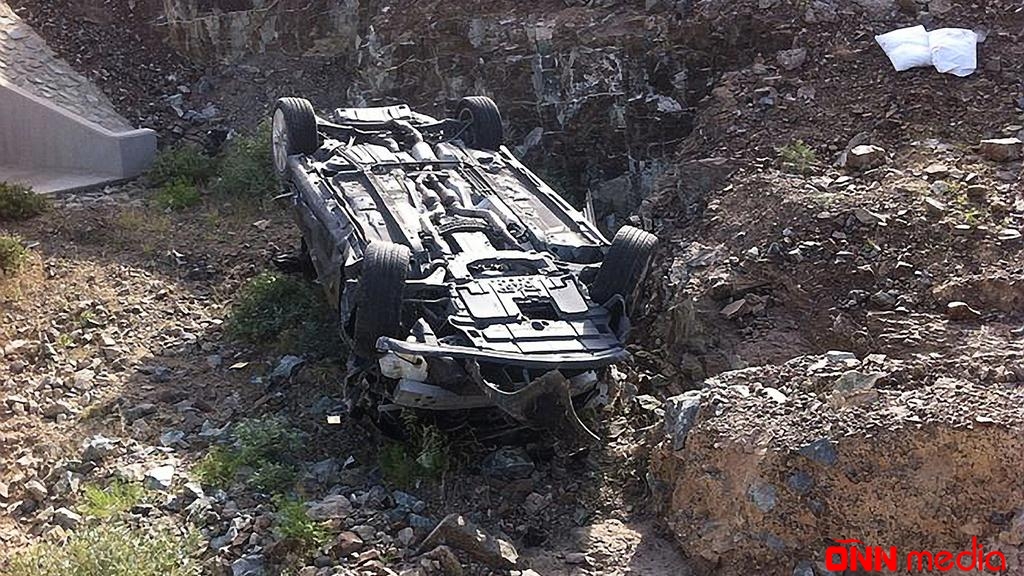 "BMW" markalı avtomobil dərəyə düşdü