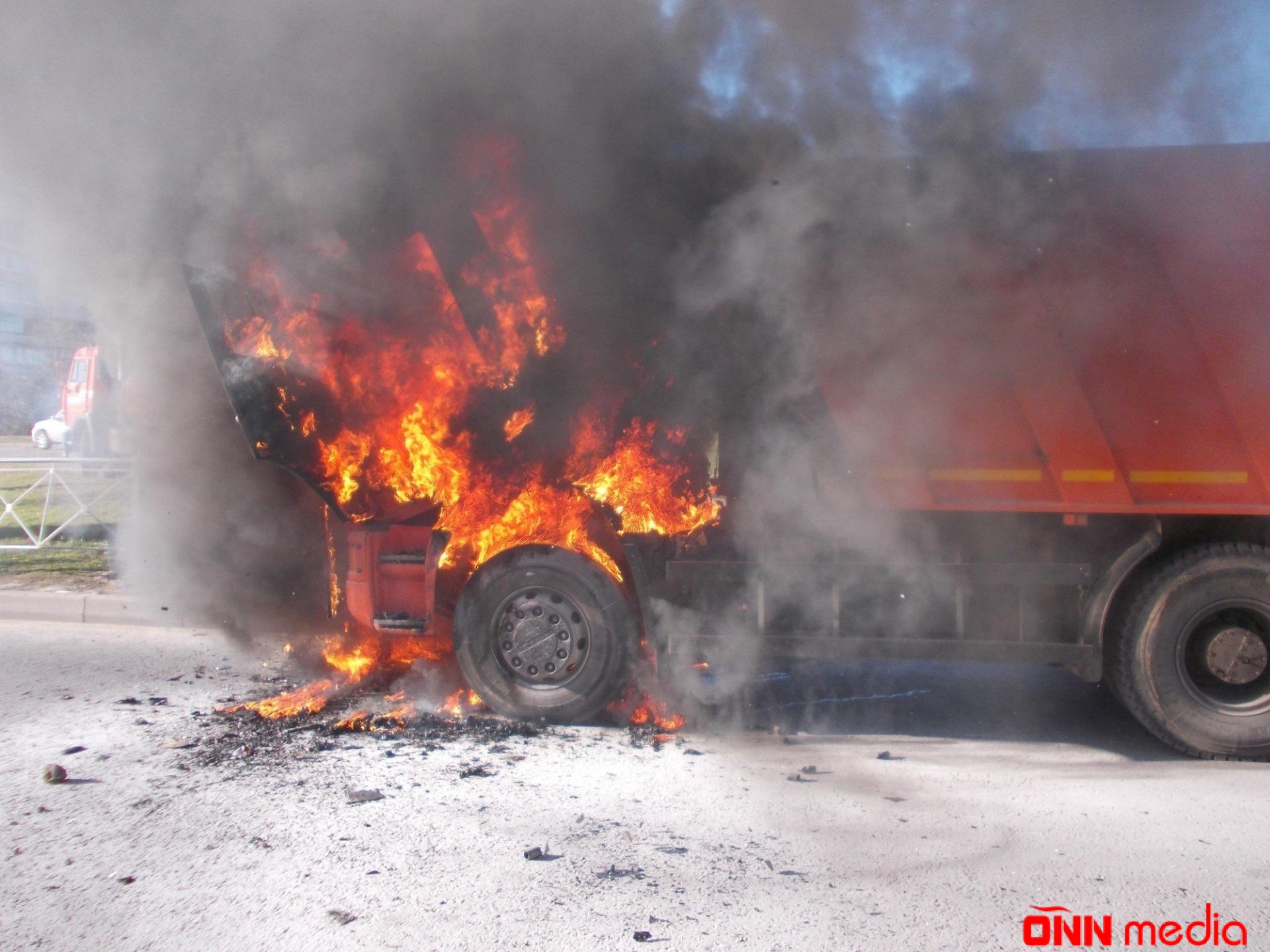Neftçalada "KAMAZ" alışıb yanıb