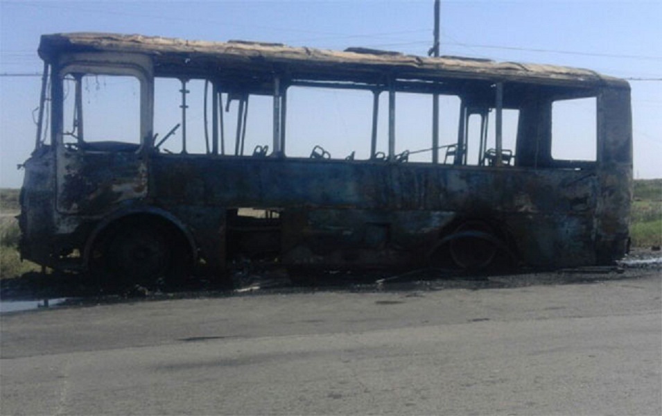 Sərnişin avtobusu külə döndü
