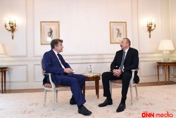 Prezident Fransada ilk görüşünü keçirdi