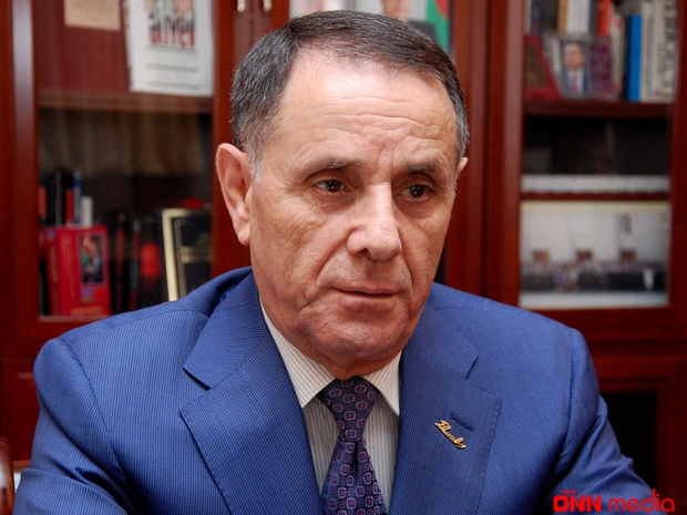 Baş nazir jurnalistləri təbrik edib