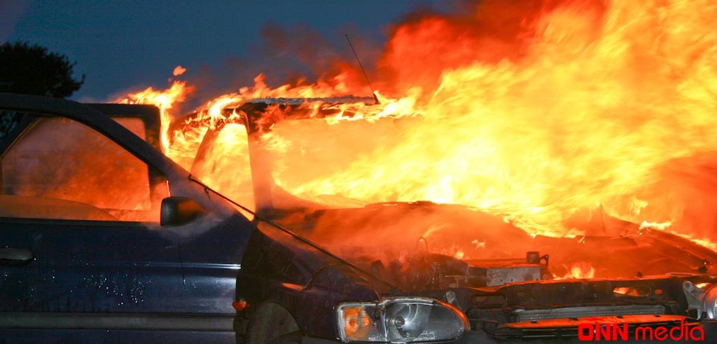 Qəzaya düşən "Mercedes" yandı