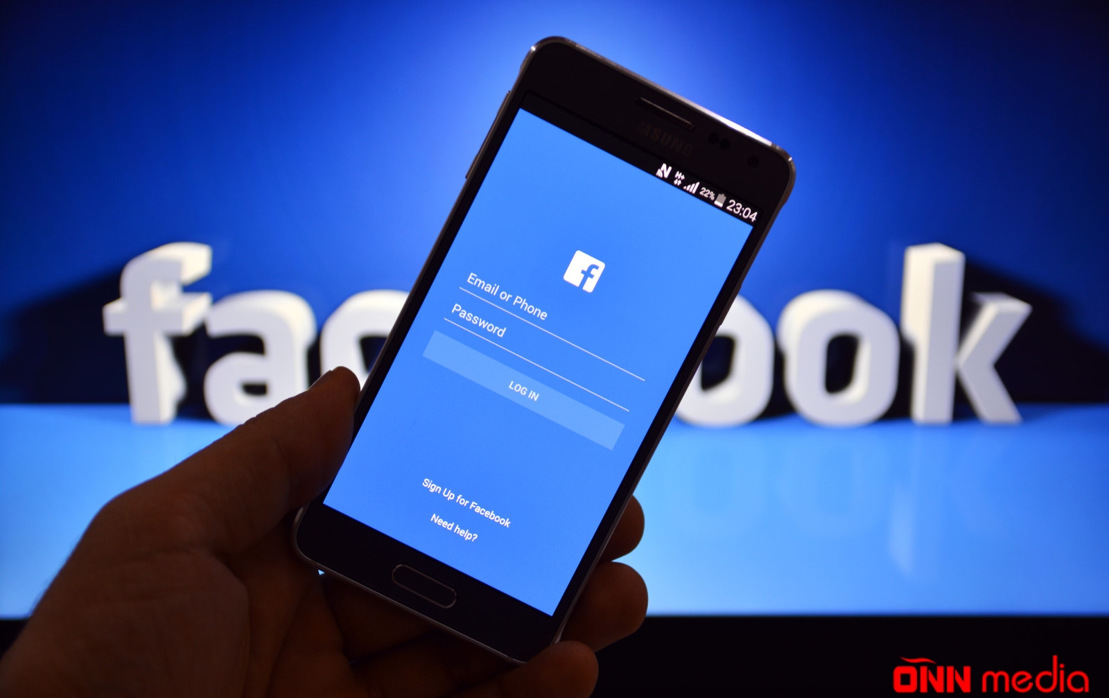 İnsanlar kütləvi şəkildə telefonlarından “Facebook”u silir