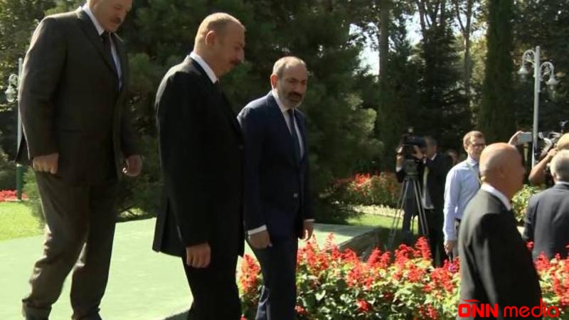 Paşinyan İlham Əliyevin qarşısında BELƏ ƏZİLDİ- VİDEO