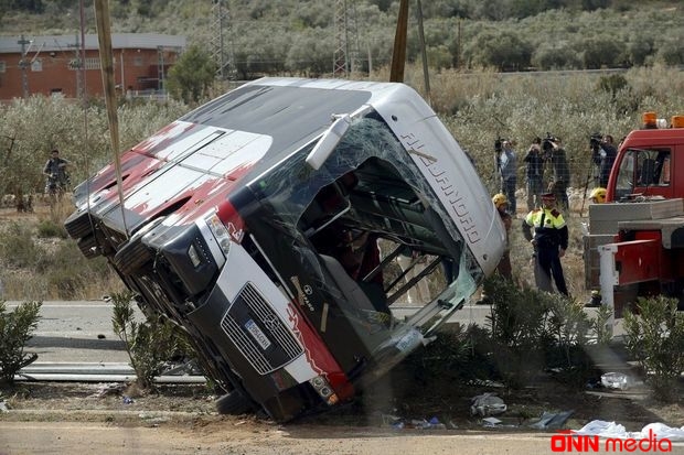 Avtobus qayaya çırpıldı: 28 yaralı
