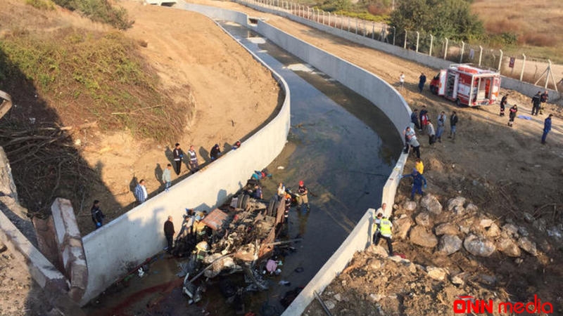 Dəhşətli YOL QƏZASI: avtomobil kanala düşdü, 22 nəfər öldü