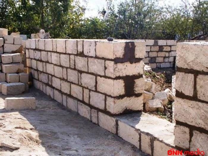 Lerikdə bədbəxt hadisə- Ustanın üzərinə divar aşıb