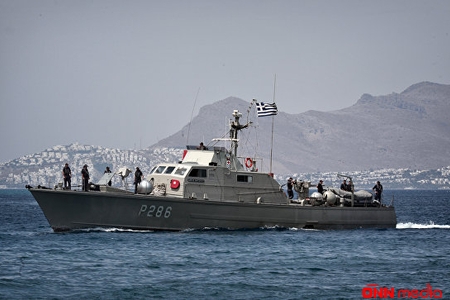 Yük gəmisi sahildə yandı