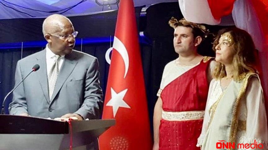 Türkiyənin səfiri Respublika günü qədim Yunan libası geyindi-SƏBƏBİ ARAŞDIRILIR
