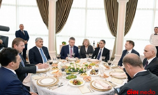 Baş nazir Novruz Məmmədov həmkarı ilə nahar etdi