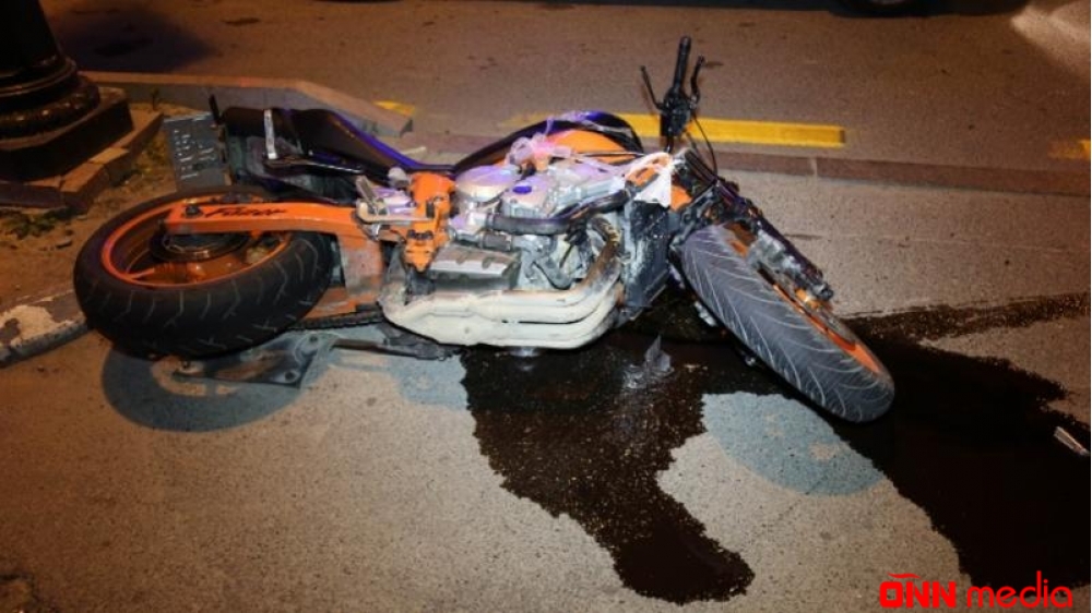 Qaxda motosiklet divara çırpıldı - Sürücü yaralanıb