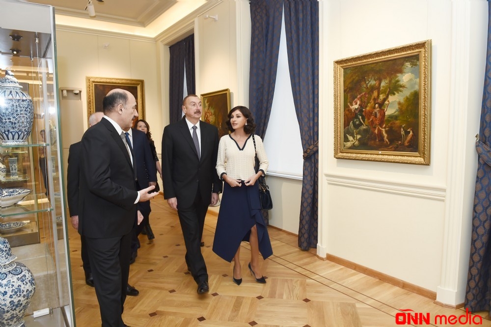 Prezident və birinci xanım açılışda