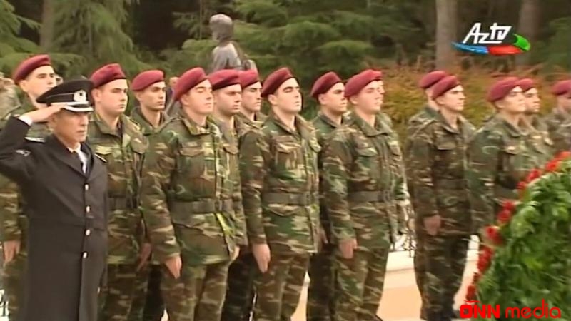 Əsgər Heydər Əliyev BABASIN MƏZARINDA - VİDEO